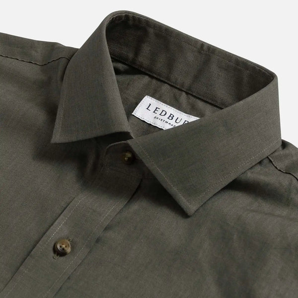Dark olive Varley Cotton Linen shirt collar detail - button-down collar close-up